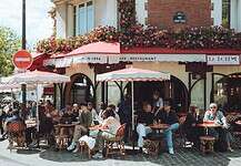 Restaurant in Paris, France. Photo by Nico Knaack -unsplash