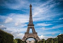 Things to do in Paris, A picnic under the Eiffel tower.