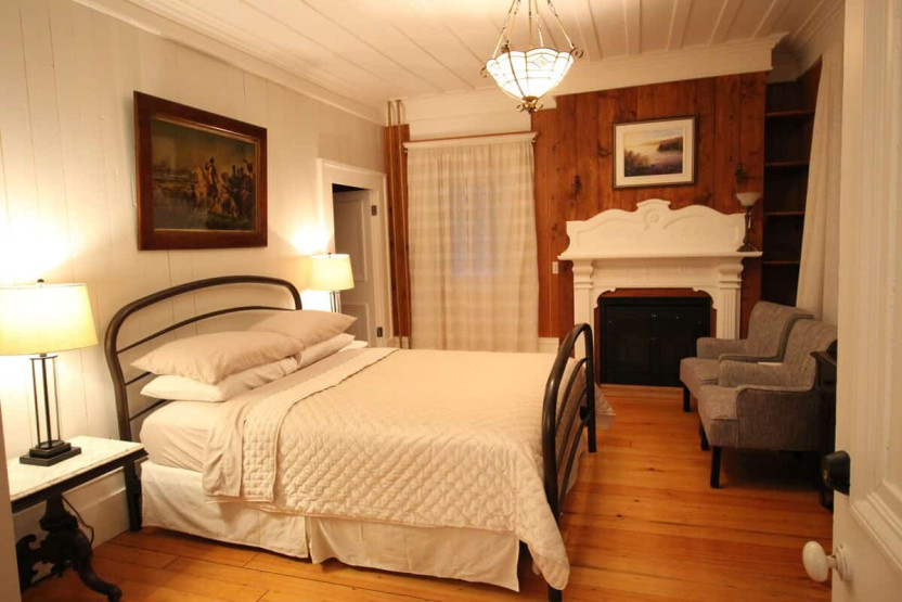 Standard room with garden view at the Auberge Comme au Premier Jour in Saint-Pacôme in Quebéc, Canada.