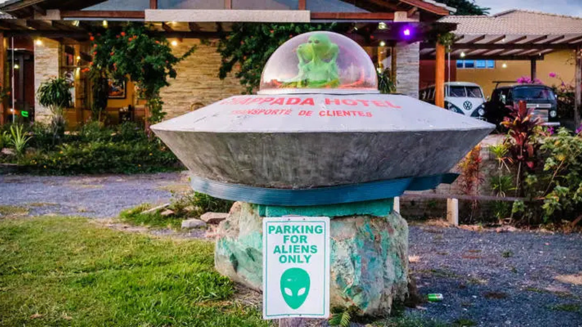 Alto Paraíso - Alto Paraíso, Brazil: Gateway to Chapada dos Veadeiros UFO-shaped hotel sign with alien figure and parking notice.